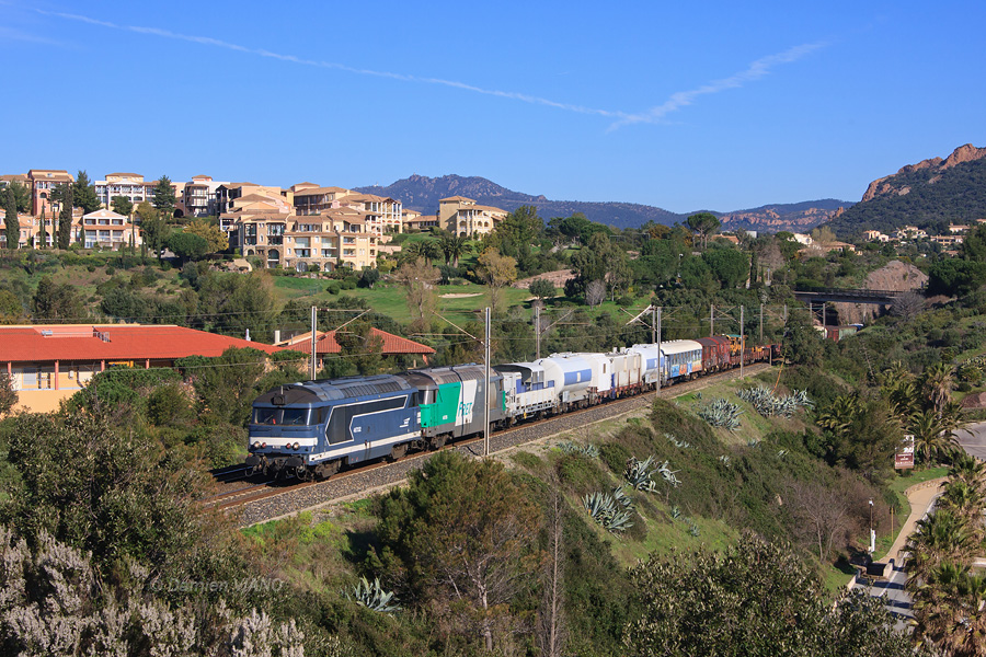 Les BB 67332 et 67315, deux Chamb&eacute;riennes d&eacute;tach&eacute;es &agrave; Miramas pour le compte de l'Infra, sont en t&ecirc;te de ce long train rapatriant divers mat&eacute;riels depuis Nice-St-Roch.