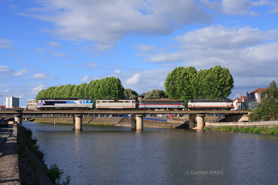 Le CC 72049 rapatrie sur Bourges les BB 16745, 16020 et 16113, qui ont &eacute;t&eacute; expos&eacute;es durant la journ&eacute;e au Festirail de Montlu&ccedil;on. Le train continuera sa marche le lendemain de Bourges &agrave; Mohon (Ardennes), o&ugrave; les trois locomotives &eacute;lectriques seront pr&eacute;serv&eacute;es.