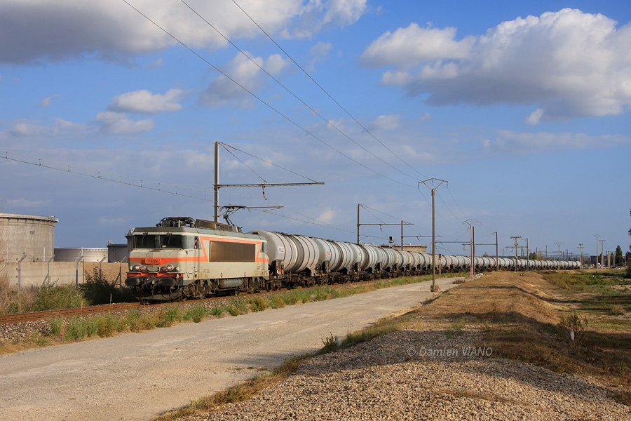 La BB 7329 est vue avec une longue rame de citernes d&egrave;s sa sortie de l'EP Esso. Ce train &agrave; destination de Dijon-Perrigny vient tout juste de s'engager sur la voie unique des P&eacute;troles, dans le Golfe de Fos.