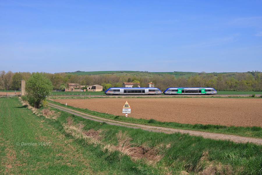 Passage peu avant Issoire du TER 873828 reliant Aurillac à la capitale Auvergnate ; celui-ci est composé de deux X 73500, le premier de la région Midi-Pyrénées (certainement arrivé de Toulouse via Capdenac) et le second de la région Auvergne.