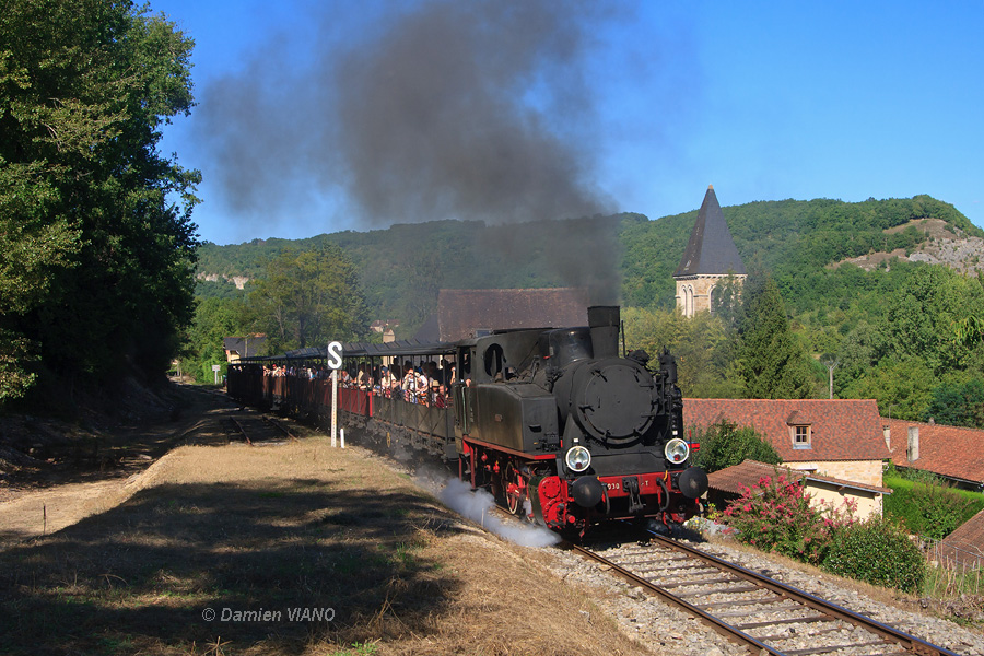 La 030 T Polonaise se trouve d&eacute;sormais en t&ecirc;te du convoi retour, produisant un beau panache pr&egrave;s de l'&eacute;glise de St-Denis-l&egrave;s-Martel.
