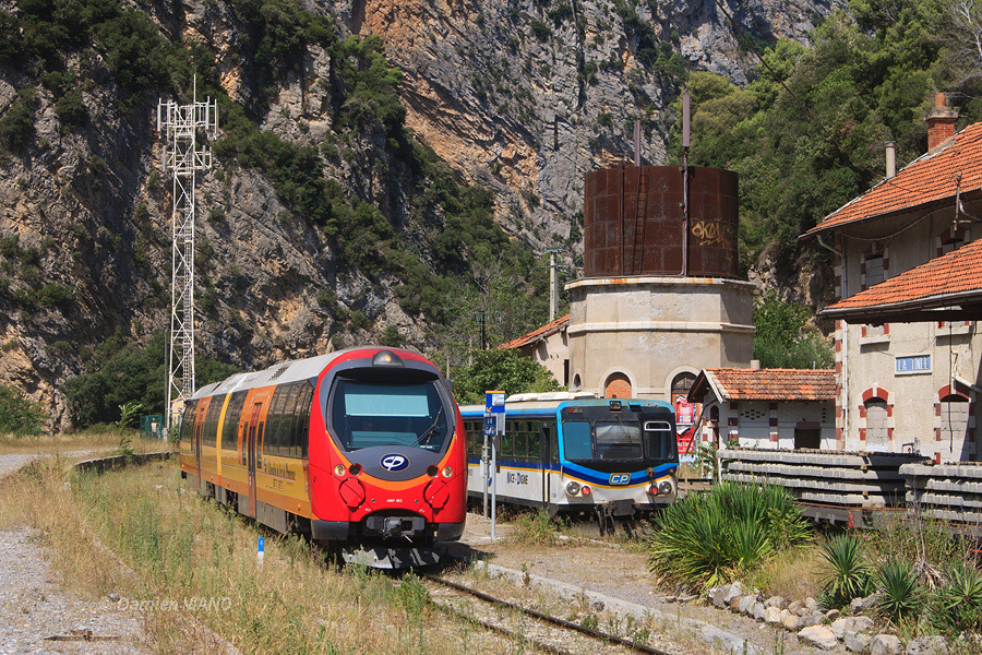 La gare de La Tin&eacute;e n'est d'ordinaire pas utilis&eacute;e pour les croisements, mais du fait du retard de l'AMP, les deux g&eacute;n&eacute;rations se sont bri&egrave;vement c&ocirc;toy&eacute;es dans le typique et sinueux d&eacute;fil&eacute; du Chaudan !