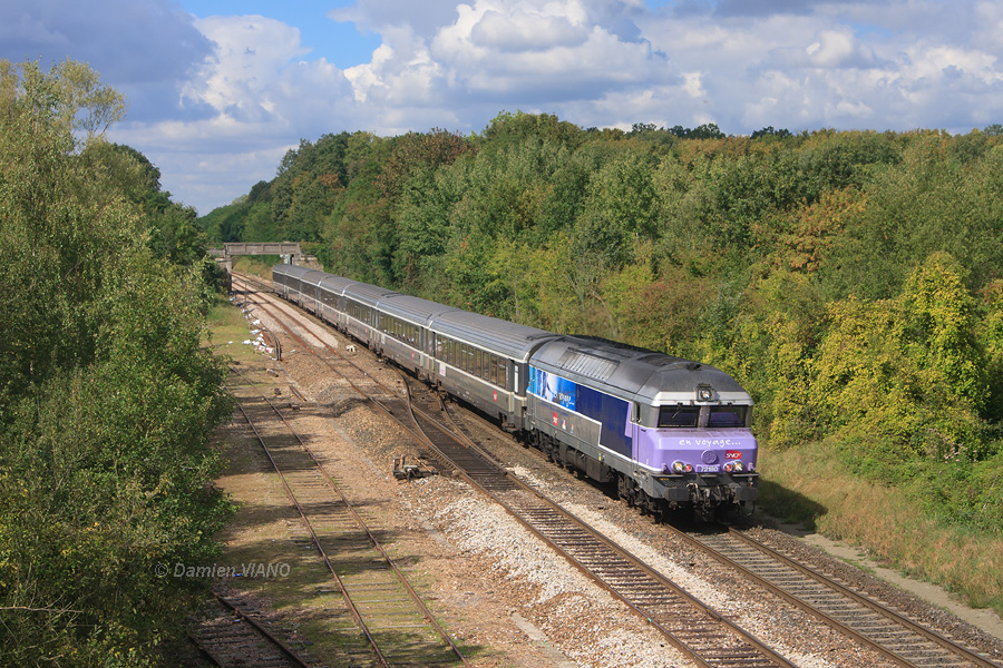 L'IC 1039 Paris-Est - Mulhouse s'appr&ecirc;te &agrave; traverser la gare Transilien de Verneuil-l'Etang.