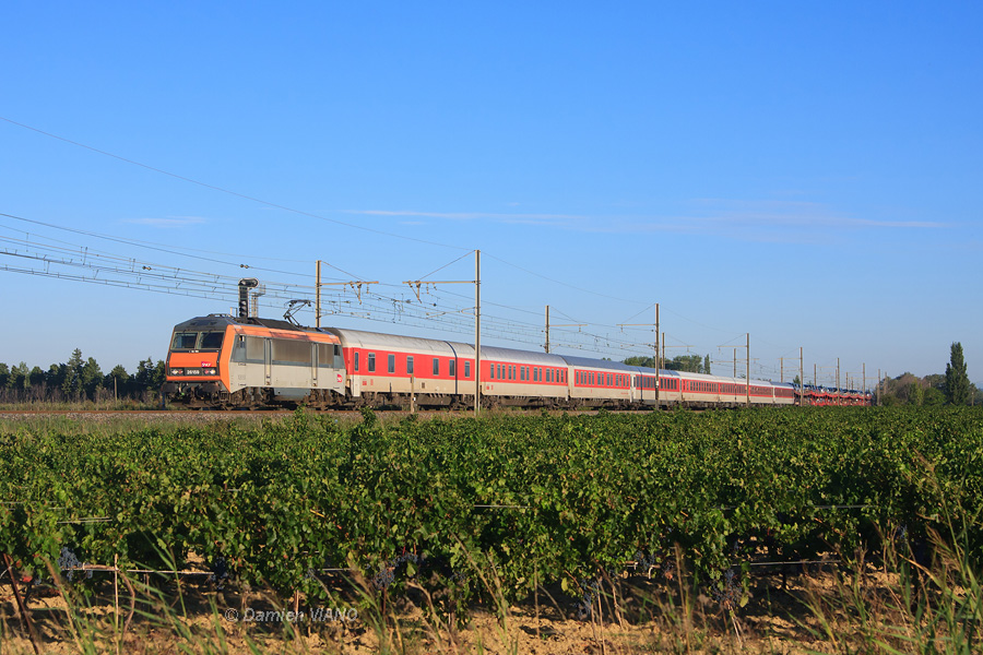 Le train N&deg; 1355 en provenance de Dortmund et Dusseldorf passe au petit matin au sud d'Orange, sur sa marche &agrave; destination de Narbonne.