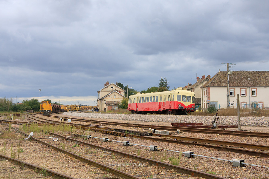 Les navettes organis&eacute;es au d&eacute;part de Longueville &agrave; l'occasion du centenaire de la rotonde ne sont pas assur&eacute;es exclusivement avec des locomotives &agrave; vapeur, mais &eacute;galement avec le d&eacute;sormais c&eacute;l&egrave;bre X 2403, vu ici traversant la gare de Flamboin-Gouaix.