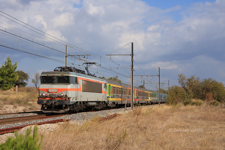 C'est la BB 7263, encore dot&eacute;e de ses plaques d'origine sur le nez, ainsi que du logo "Casquette", qui est en charge du T&eacute;oz 4762 reliant Marseille &agrave; Bordeaux, photographi&eacute; &agrave; hauteur de l'ancienne gare de Calissanne.