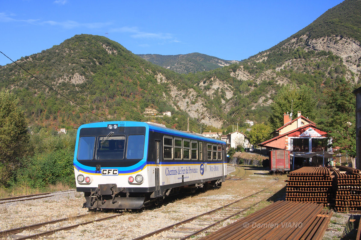Assuré par l'X 307 ex-CFC, le train 2 en provenance de Digne redémarre de la gare de Villars-sur-Var, où il a croisé le train 3, effectuant la relation de sens inverse.