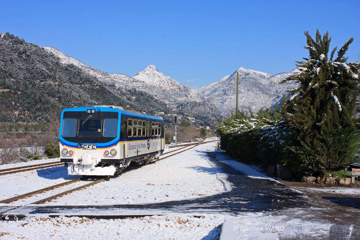 Au lendemain d'un épisode neigeux qui n'a même pas épargné la Côte d'Azur, le train N° 2 reliant Digne-les-Bains à Nice arrive avec une heure de retard en gare de St-Martin-du-Var. On distingue en arrière-plan le village perché de Bonson.