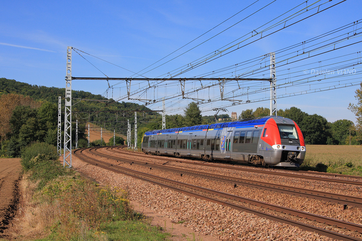 Le B 81795/81796 de la région Bourgogne, assurant un TER Paris-Bercy - Auxerre-St-Gervais, passe à St-Julien-du-Sault, au sud de Sens.
