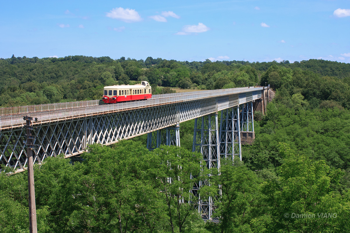 L'X 3943 du CFTSA franchit à vitesse réduite l'imposant viaduc métallique de Busseau-sur-Creuse, alors qu'il assure un train spécial entre Montluçon et Guéret, à l'occasion du Festirail Montluçon 2012.