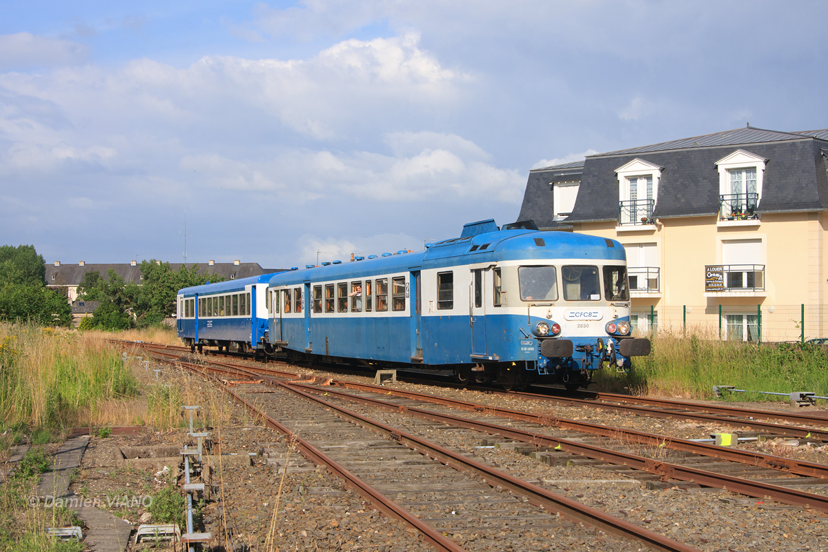 Assurant un train spécial du CFCB entre Granville, St-Brieuc et Loudéac, l'X 2830 et la XR 96005 arrivent en gare de Dinan.