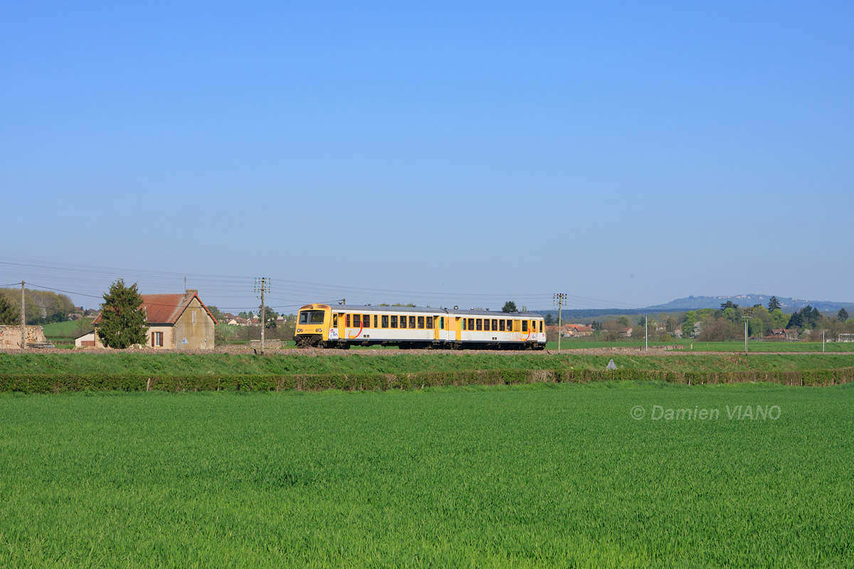 L'X 4786 traverse les champs du côté de Ciry-le-Noble, alors qu'il effectue le TER 893305 Paray-le-Monial - Châlon-sur-Saône.