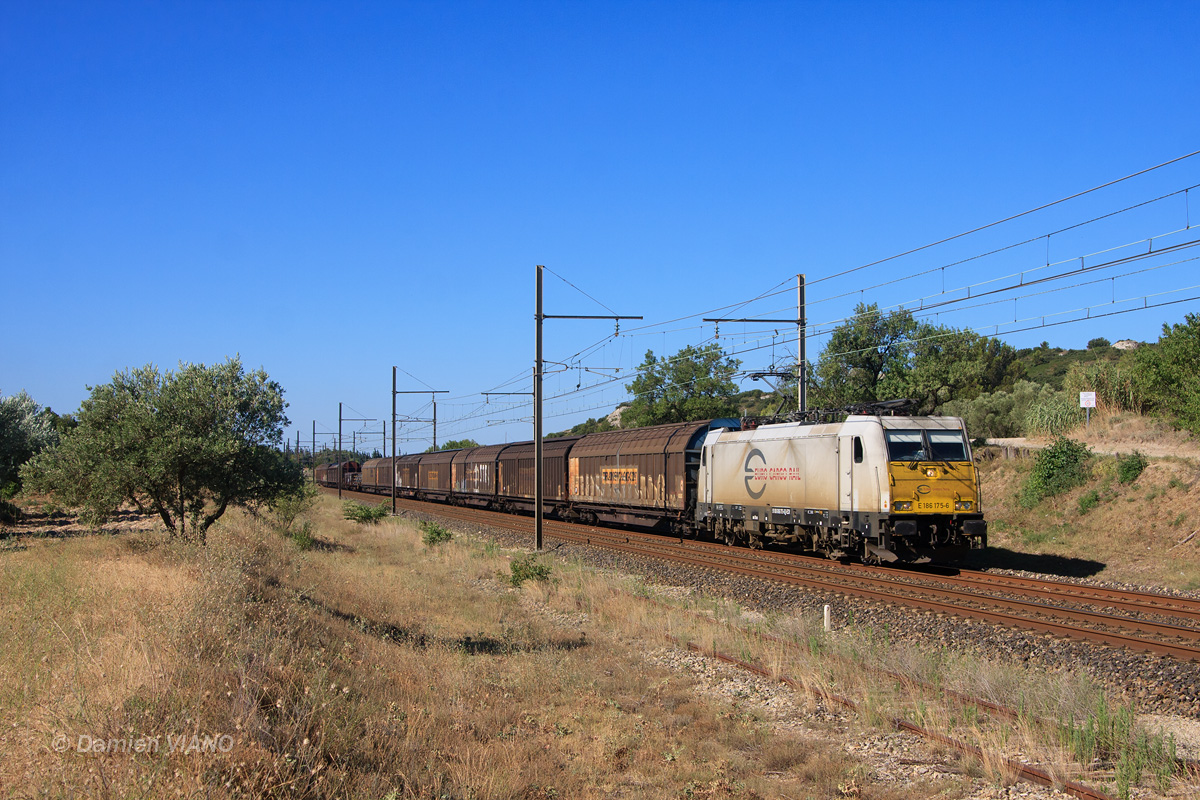 Surprise au niveau de l'ancien évitement de Graveson, la Traxx E 186 175-6 de l'opérateur Euro Cargo Rail se trouve en tête d'une rame de wagons couverts à destination de Lérouville.