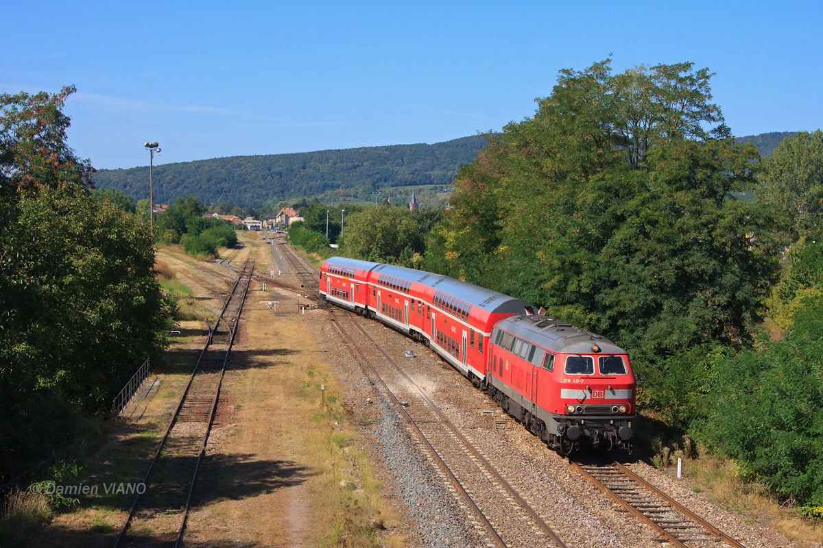 La BR 218 411-7 quitte la gare-frontière de Wissembourg, et s'engage sur la voie unique pour Landau et Neustadt, laissant à sa droite la ligne menant à Haguenau et Strasbourg.
