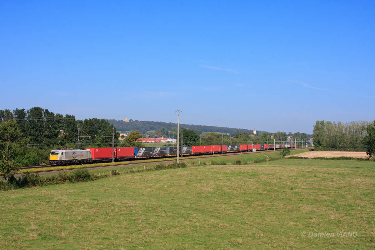 Le train ECR N° 49205 "Opel" reliant l'Allemagne à l'Espagne est photographié à Sennecey-le-Grand, sur la PLM.