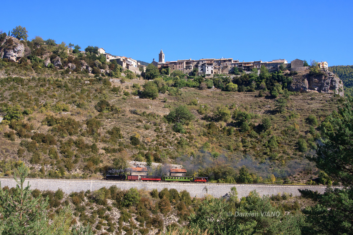 Le train spécial du GECP est vu au pied du village perché de Méailles, lors d'une marche spéciale entre Puget-Théniers et St-André-les-Alpes.
