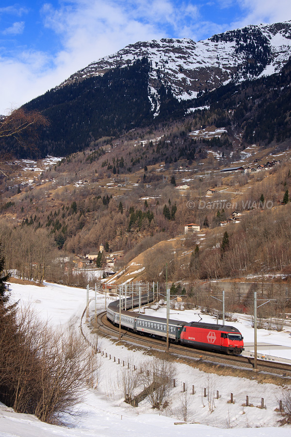 L'IR 2165 Basel - Locarno, mené par la Re 460 038-3, descend le versant Sud du Gotthard, en Suisse Italienne.