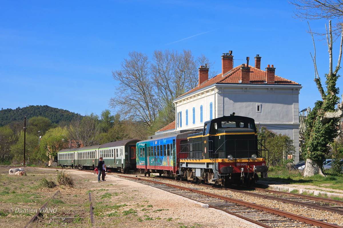 La BB 64042, transférée il y a quelques mois de l'ACPR 1126 à l'ATTCV, s'apprête à manoeuvrer la XR 6024 "Train des Merveilles" en gare de Brignoles.