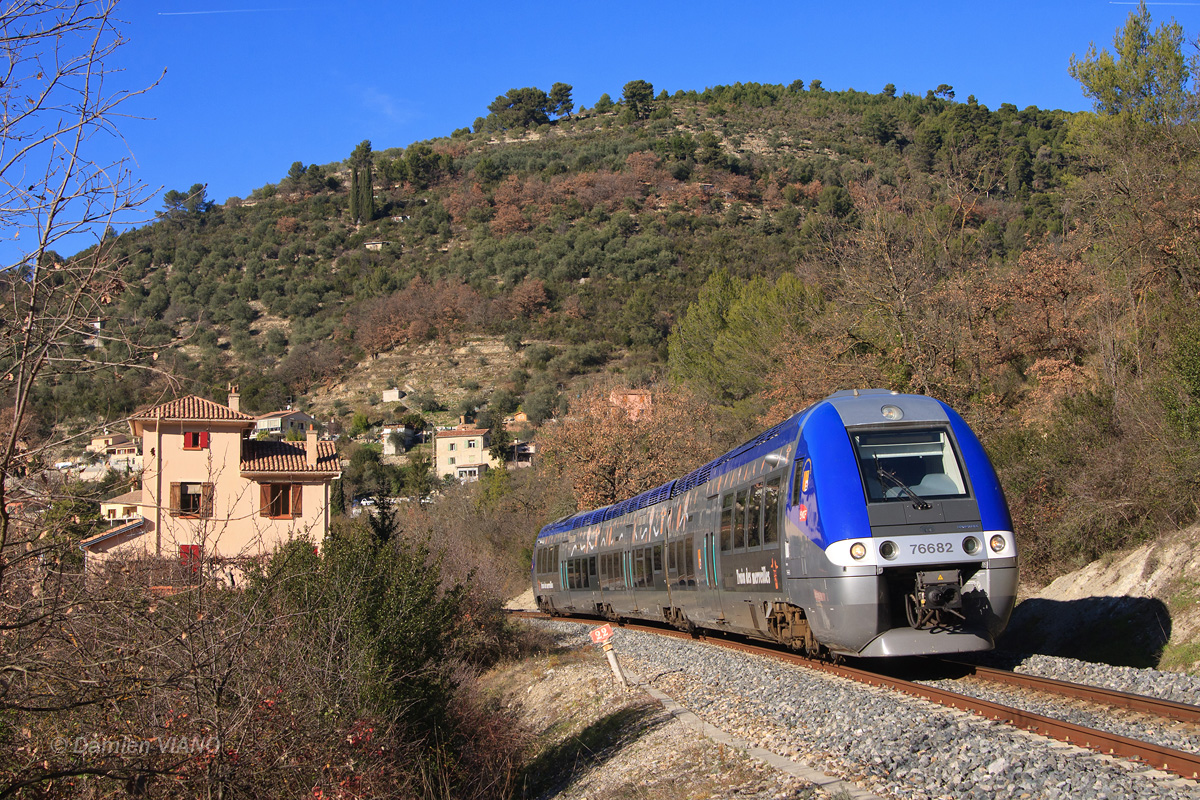 L'X 76681/76682, pelliculé aux couleurs du "Train des Merveilles", est vu peu après son départ de L'Escarène, alors qu'il assure le TER 22946 Tende - Nice-Ville.