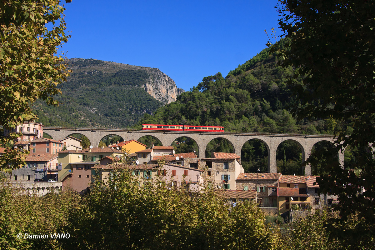 Retour deux décennies en arrière, du temps où les X 4500 avaient le monopole sur la ligne Nice - Breil-sur-Roya - Tende, avec le passage sur le viaduc de L'Escarène de l'X 4567 préservé par l'ATTCV.
En cette belle journée d'octobre, l'association varoise en plein essor avait organisé un "Train des Merveilles Rétro" entre Toulon et Tende.