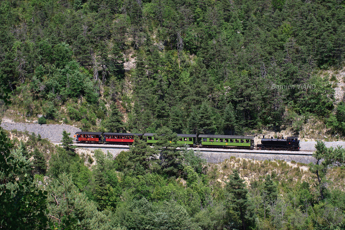 Le train spécial du GECP est photographié à flanc de montagne lors de sa descente sur St-André-les-Alpes, alors qu'il effectue une navette à l'occasion du centième anniversaire de la ligne.
