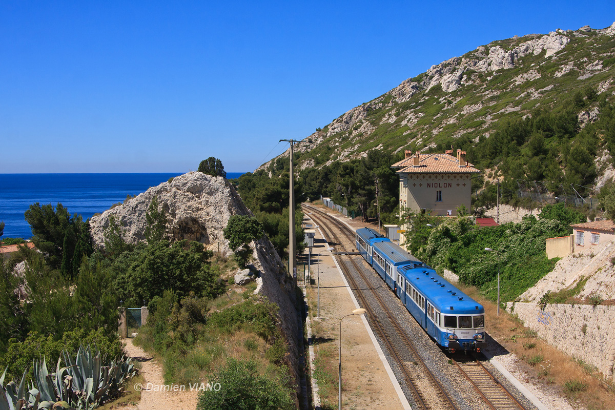 Les X 2819, XR 6091 et X 2914, sauvegardés par l'Association des Passionnés de l'X 2800, traversent la petite gare de Niolon, lors d'un voyage entre Nîmes et Marseille.
