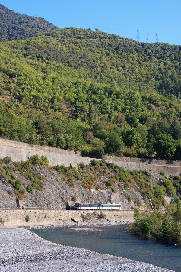 Les X 305 et 306 assurant le train 2 entre Digne et Plan-du-Var sont vus sur les berges du Var, au lieu-dit "Le Salvaret".