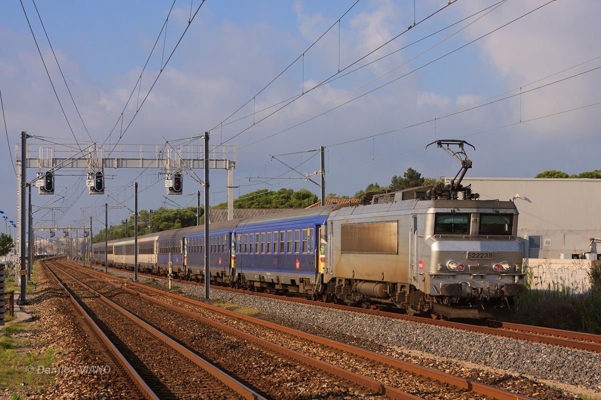 La BB 22238 est vue en tête de l'Intercités de Nuit 5763 en provenance de Paris-Austerlitz, traversant la gare de Villeneuve-Loubet-Plage, sur la 3ème voie récemment construite entre Antibes et Cagnes-sur-Mer pour soulager le trafic très dense du secteur.