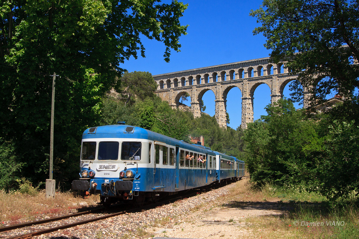 Passage sous le célèbre aqueduc de Roquefavour des X 2914, XR 6091 et X 2819 lors d'une marche spéciale sous le soleil de Provence.