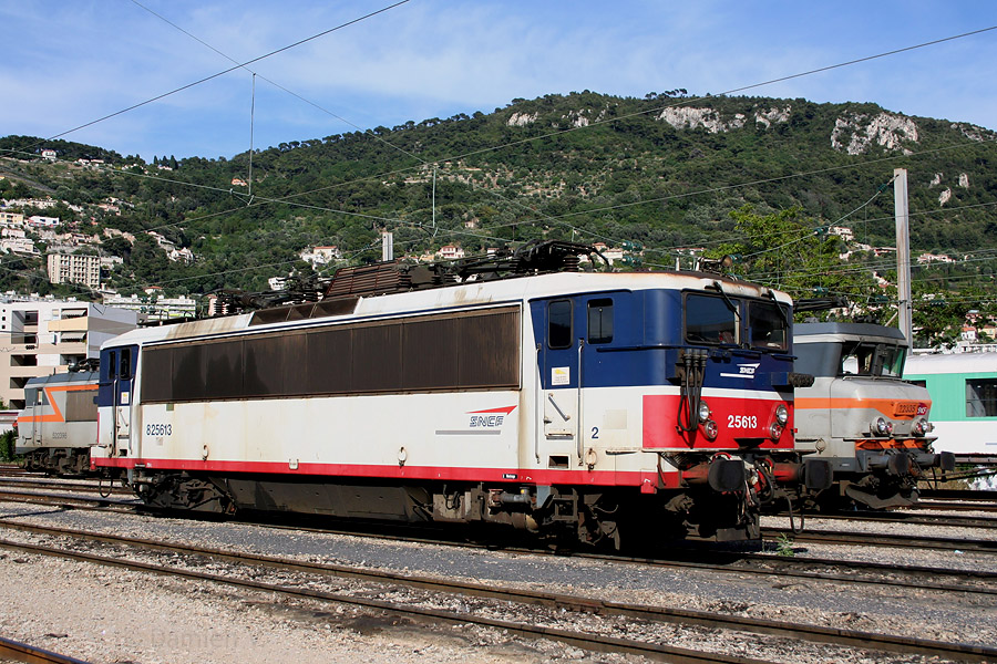 La BB 25613 "Ile-de-France", faisant partie d'un groupe de trois BB 25500 détachée de Montrouge à Marseille pour la période estivale, stationne au dépôt de Nice-St-Roch. En arrière-plan, les BB 22335 et BB 22398.