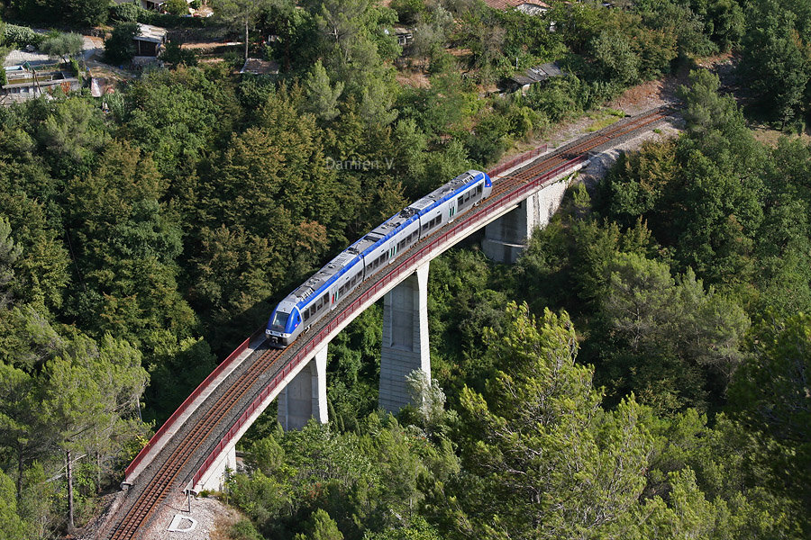 L'X 76583/76584, assurant le TER 881335 originaire de Nice-Ville et &agrave; destination de Breil-sur-Roya, franchit le Viaduc de la Launa, peu apr&egrave;s avoir desservi la gare de Peillon-Sainte-Th&egrave;cle.
