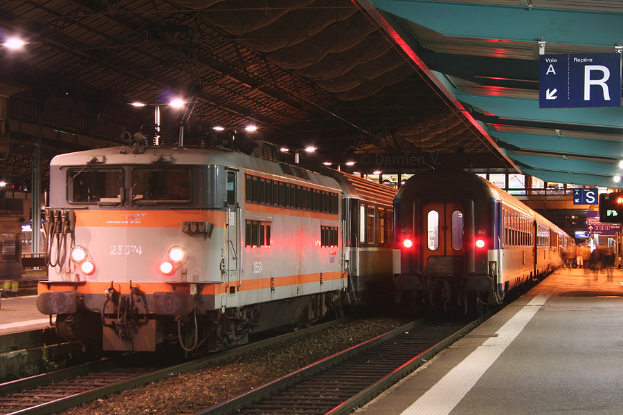 Ce soir-là, la BB 25574, récemment mutée de Rennes à Venissieux, assure des remontes de rames sur le site de Lyon-Perrache. On la voit ici aux côtés du Corail Lunéa 4546 en partance pour Quimper.