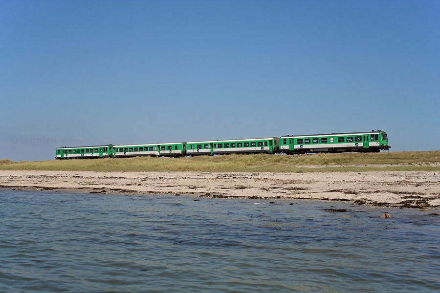 Assurant la liaison TER "Tire-Bouchon" Quiberon - Auray 855120, cette rame, compos&eacute;e des X 2109 + XR 6167 + XR 6165 + X 2114, franchit l'Isthme de Penthi&egrave;vre, vue ici depuis l'oc&eacute;an Atlantique.
