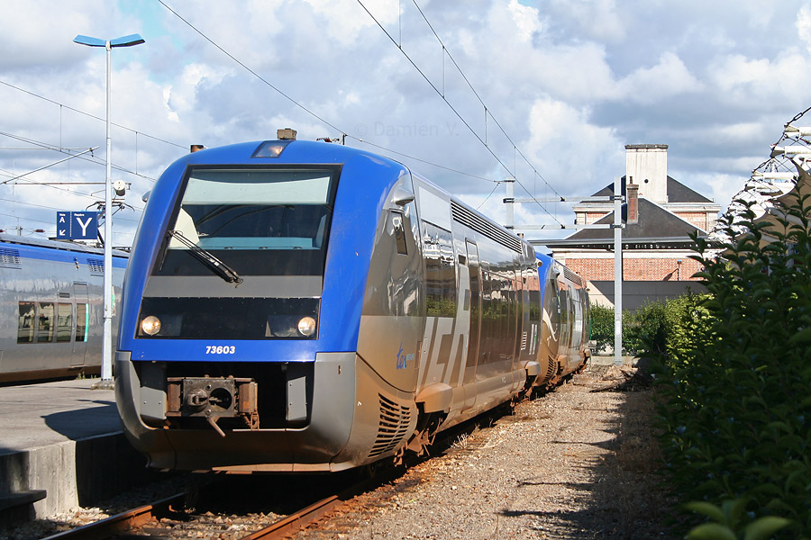 Les X 73603 et X 73604 vont assurer le TER 854831 à destination de Brest. Ils sont vus ici à Quimper, attendant l'heure de départ.