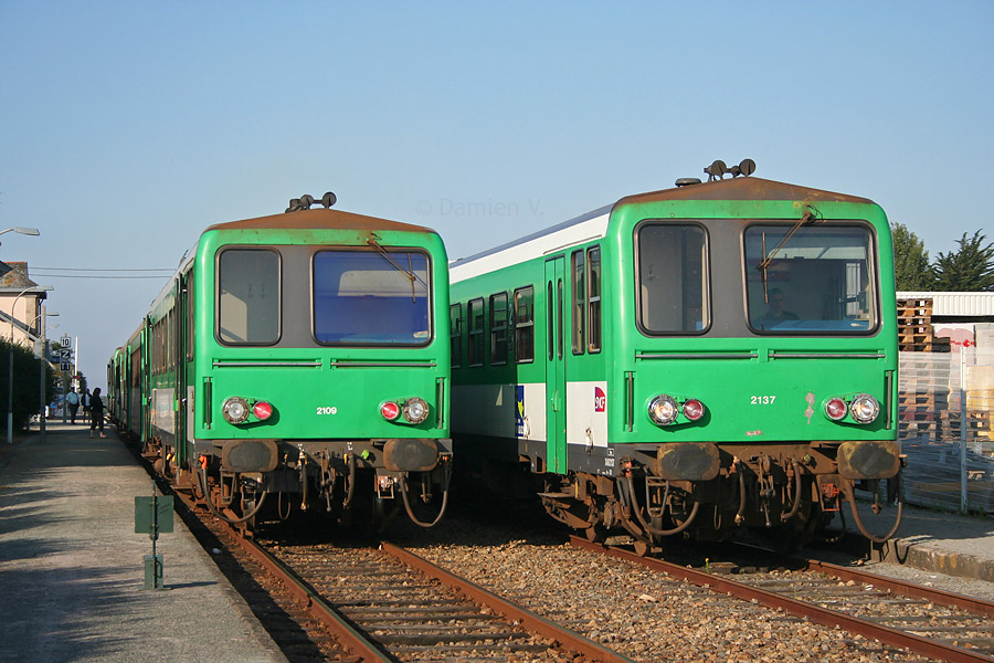 Croisement en gare de Plouharnel-Carnac des TER "Tire-Bouchon" 855111 et 855102, assurés chacun par une UM de X 2100 encadrant deux XR 6100.