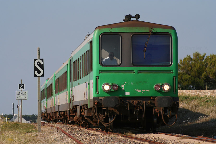Les X 2114 et X 2109 encadrant deux remorques sont vus ici entre L'Isthme et Kerhostin, assurant le TER "Tire-Bouchon" 855135.