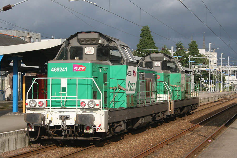 Les BB 69311 et 69241 stationnent à quai en gare de Quimper. Ils partiront dans la matinée chercher une rame de 22 wagons céréaliers sur l'EP Unicopa, vers Chateaulin.