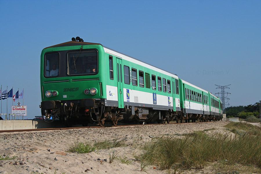 Desserte du point d'arr&ecirc;t de L'Isthme par le TER "Tire-Bouchon" 855113 &agrave; destination de Quiberon, compos&eacute; des X 2110 et X 2137 encadrant deux XR 6100.
