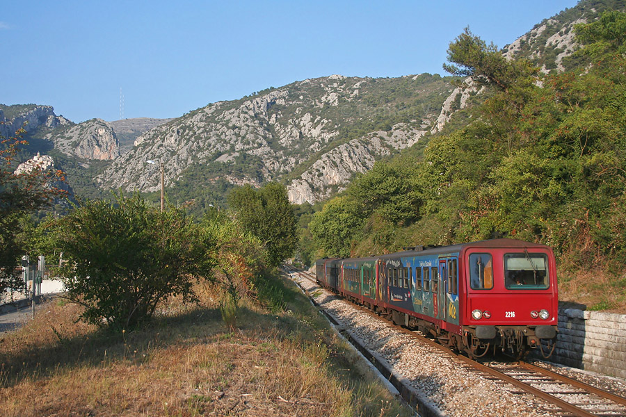 Domin&eacute;e par le village de Peillon, cette rame compos&eacute;e des X 2216, XR 6024, XR 6046 et X2217 "Train des Merveilles" en provenance de Cuneo et &agrave; destination de Nice-Ville, va desservir la halte de Peillon-Ste-Th&egrave;cle.