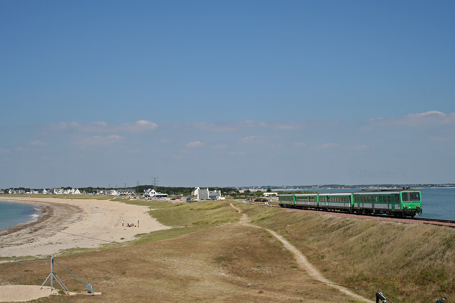 Assurant le TER "Tire-Bouchon" 855118 &agrave; destination d'Auray, cette rame emmen&eacute;e par l'X 2137 est vue ici sur l'Isthme de Penthi&egrave;vre, reliant la presqu'&icirc;le de Quiberon &agrave; l'int&eacute;rieur des terres.