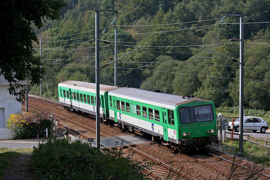 Assurant le W 719276, le X 2145 et la XR 6167 se dirigent vers Lorient, d'o&ugrave; ils assureront &agrave; nouveau un TER pour Quimper. Le train est vu ici franchissant le PN 505, sur la commune d'Ergu&eacute;-Gab&eacute;ric.