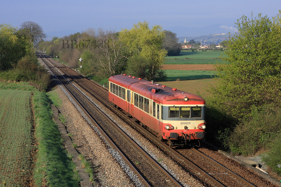 Passage à hauteur des Chères d'un X 4500 assurant la liaison Paray-le-Monial - Lyon-Perrache.