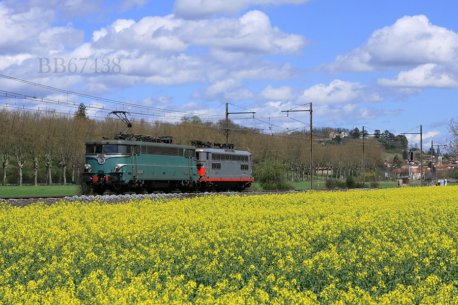 La BB 25236, en charge de ramener la 25550 de Suisse, passe &agrave; hauteur de Meximieux et se dirige vers Lyon.