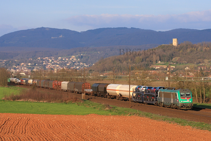Sortie du complexe d'Amb&eacute;rieu pour ce Fret dont la composition est tr&egrave;s diverse. Il se dirige vers Lyon.
