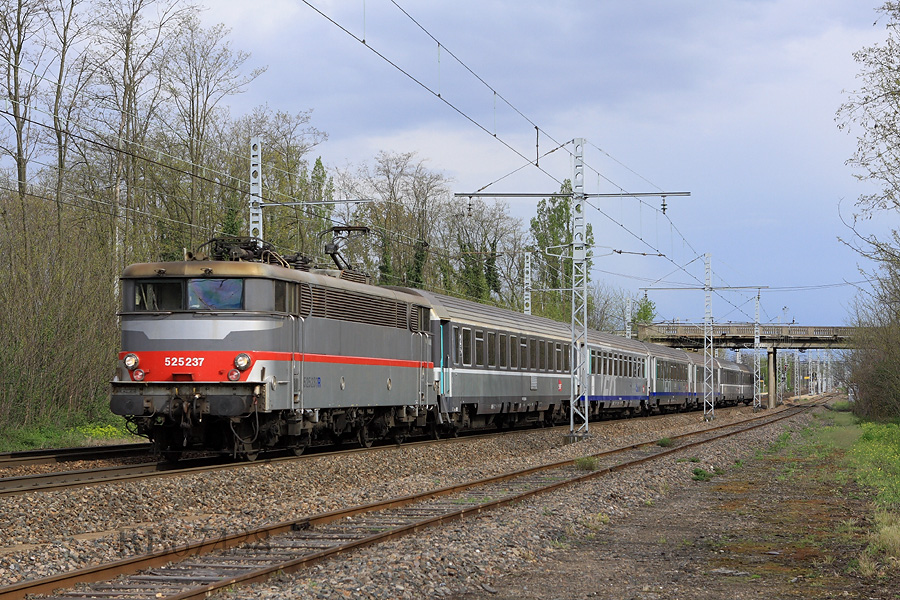 La BB 25237 vient de br&ucirc;ler la halte de Quincieux et se dirige vers Villefranche/Sa&ocirc;ne.