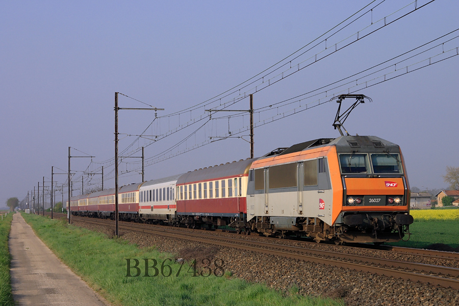 Un train d'agence parti de N&icirc;mes au petit matin remonte vers le nord et passe ici non loin de Meximieux, le tout men&eacute; par la 26027.