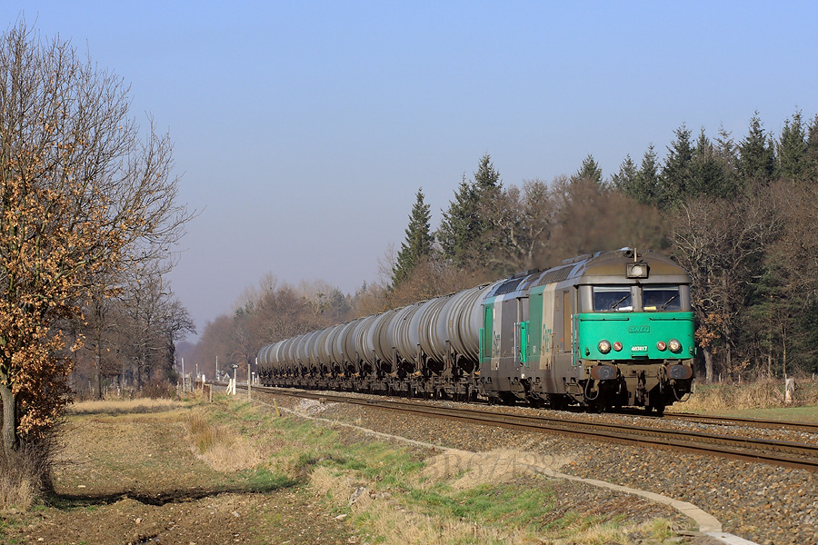 Sur la ligne reliant Roanne &agrave; St-Etienne, une UM de 67400 et son train de wagons citernes approche de St-Etienne.
