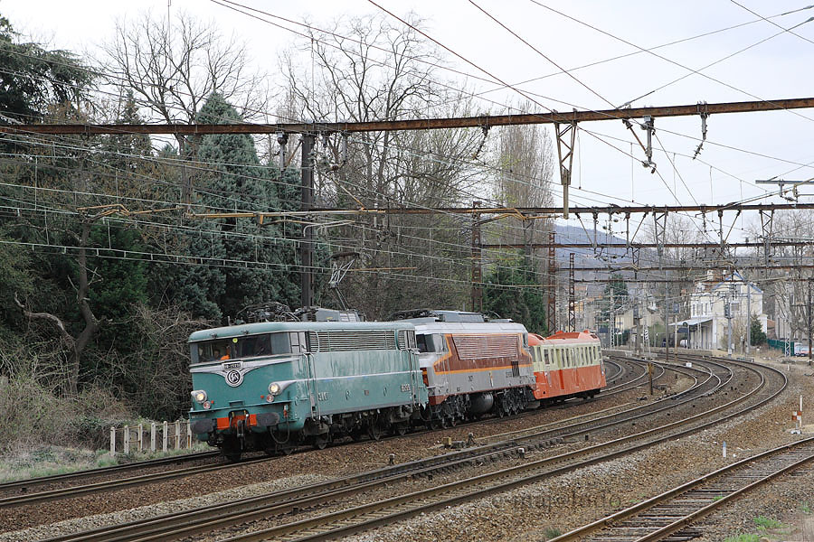La BB 25236 vient de br&ucirc;ler la gare de Collonges-Fontaines. Elle achemine du mat&eacute;riel pour Oullins devant &ecirc;tre expos&eacute; &agrave; Lyon le 4 avril 2009.