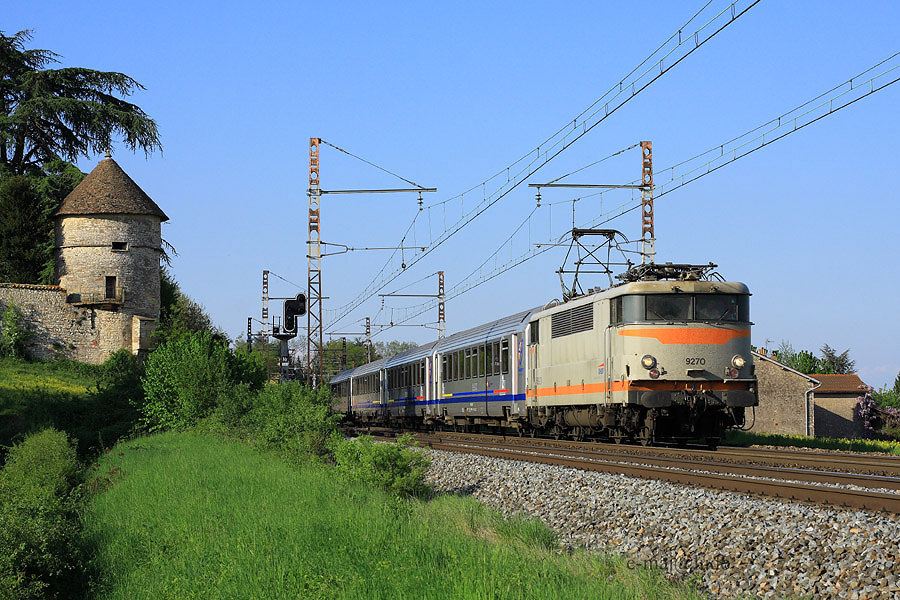 Une image qui appartient depuis peu au pass&eacute; en Bourgogne : une 9200 sur un TER pour M&acirc;con.