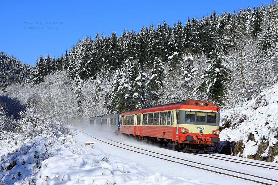 Le TER 886619, aujourd'hui aux mains des 67300, &eacute;tait assur&eacute;, jusqu'au changement de service de d&eacute;cembre 2008, par une UM3 de caravelles. Ce 12 d&eacute;cembre 2008, c'est avec une rouge en t&ecirc;te, qu'il descend les Sauvages enneig&eacute;es...